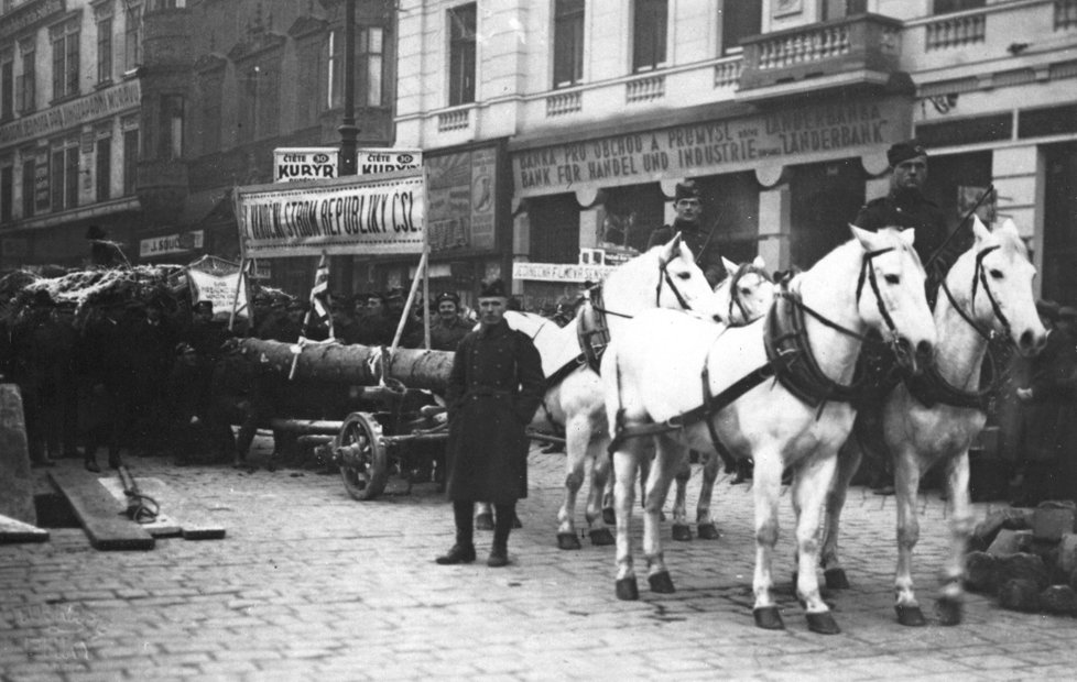 Příjezd vánočního stromu na náměstí Svobody v roce 1924.