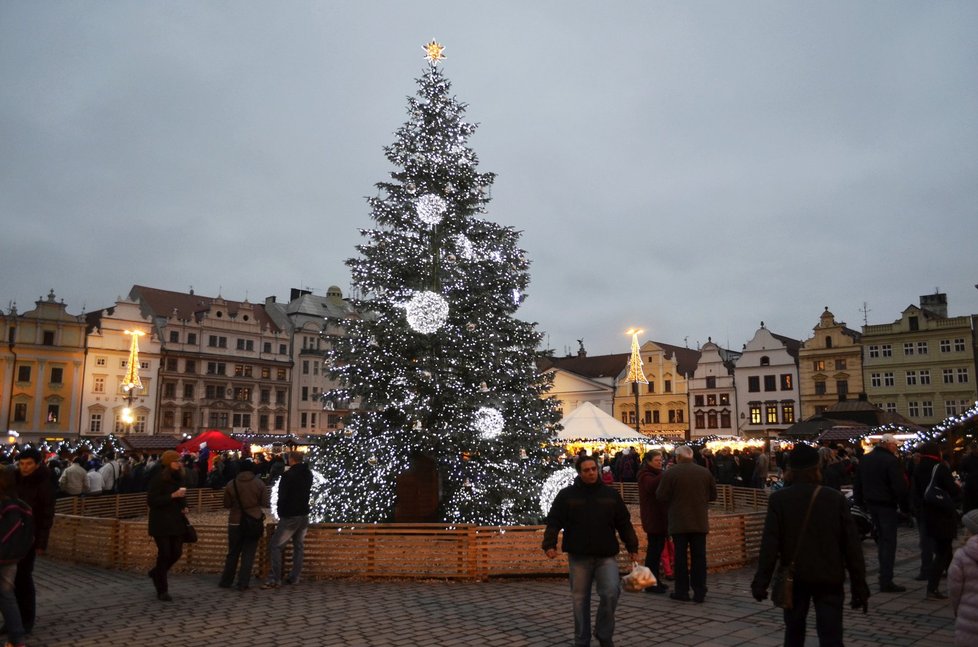 Takový vánoční strom měla Plzeň v minulosti.