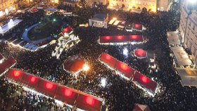 Tisíce lidí čekaly na rozsvícení stromu