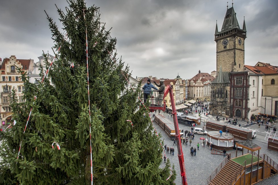 Nová dominanta Staroměstského náměstí pro letošní svátky.