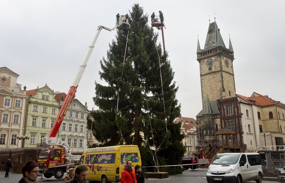 20metrový vánoční strom na Staroměstském náměstí.
