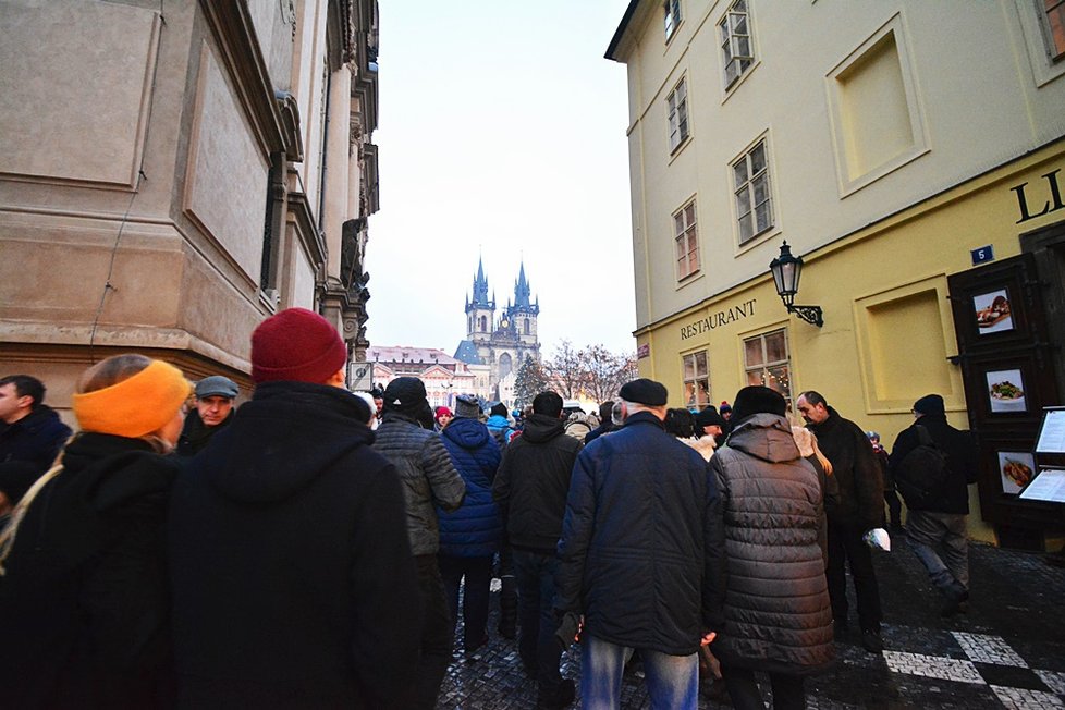 Vánoční strom na Staroměstském náměstí už svítí. Rozsvěcení přilákalo tisíce Pražanů.