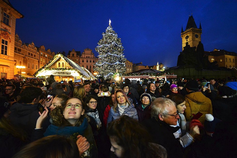 Vánoční strom na Staroměstském náměstí už svítí. Rozsvěcení přilákalo tisíce Pražanů.