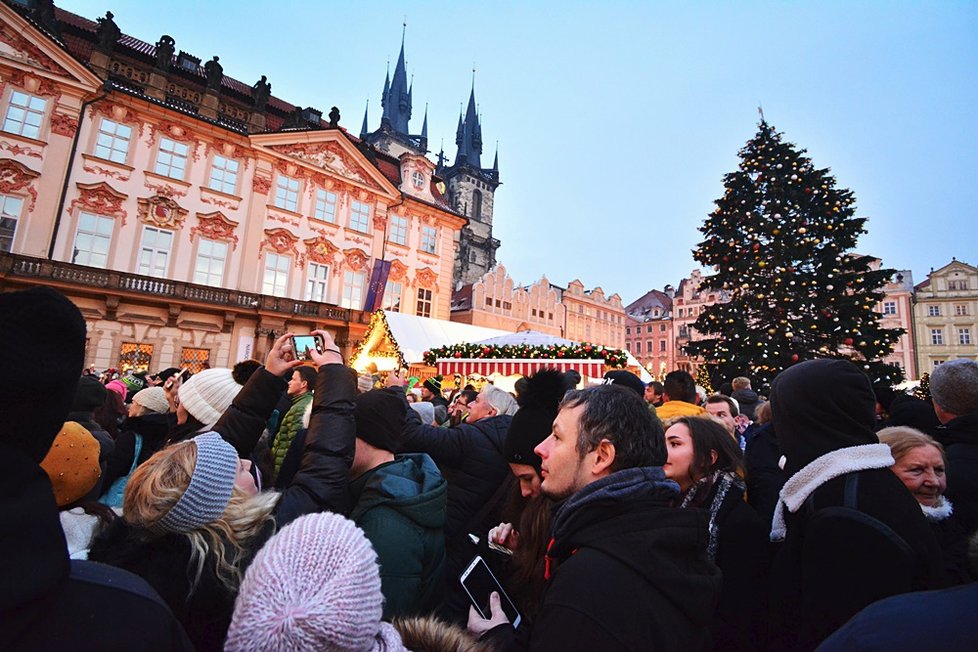 Vánoční strom na Staroměstském náměstí už svítí. Rozsvěcení přilákalo tisíce Pražanů.