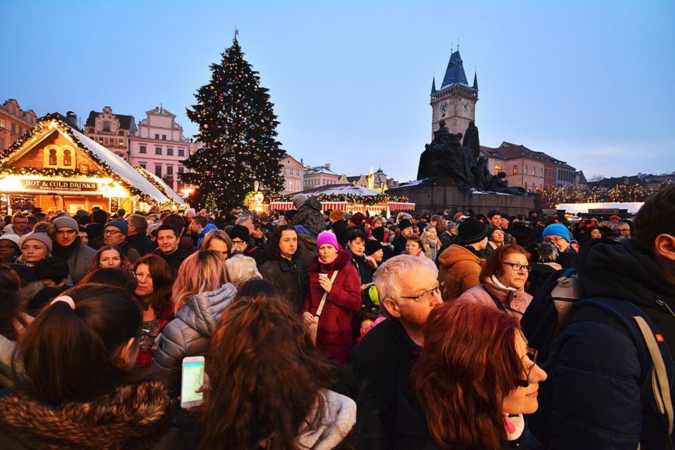 Vánoční strom na Staroměstském náměstí už svítí. Rozsvěcení přilákalo tisíce Pražanů.