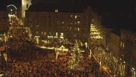 Tlačenice v Brně: Stromeček už svítí, advent oficiálně začíná.