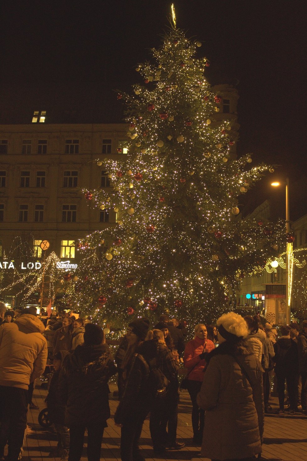 Stromeček není kýčovitě vyzdoben, dominují pouze tři barvy.