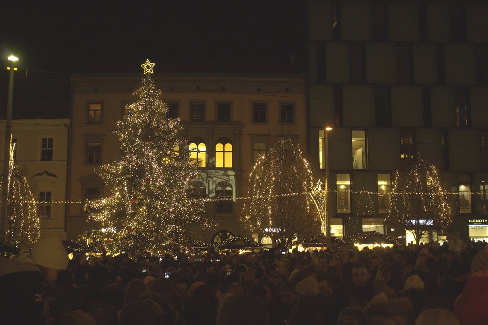 První strom byl na náměstí Svobody postaven už před 95 lety.