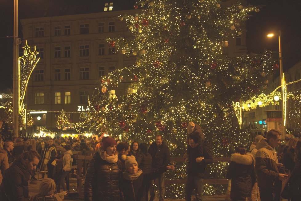 Stromeček byl rozsvícen v pátek 28. listopadu přesně v pět hodin odpoledne.