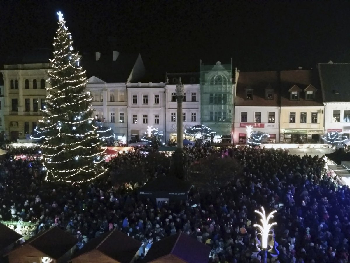 Dvacetimetrový smrk Českolipští slavnostně rozsvítili minulou sobotu.