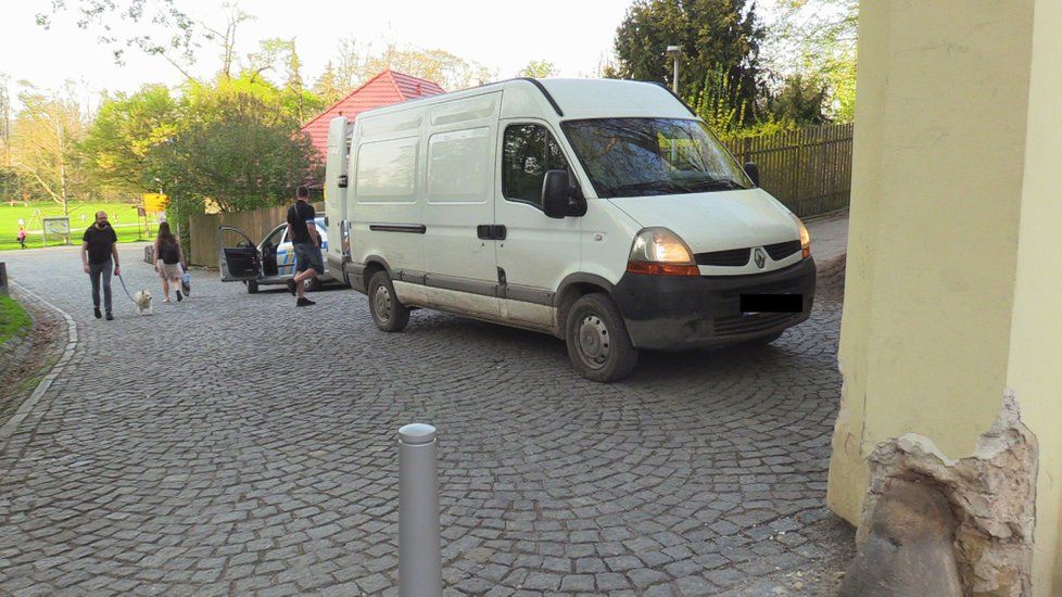 Pražští policisté naháněli dodávku ve Stromovce.