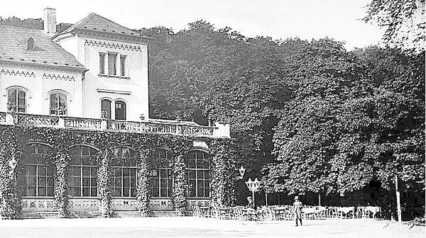 Rok 1880 a dvorana před Šlechtovou restaurací s altánem a zahradou Kaštanka, která se za rok otevře v původní podobě.