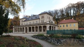 Šlechtovka a zdaleka i přilehlá zahrada Kaštanka ještě nejsou v provozuschopném stavu, zvažovalo se, že vybavení restaurace by zajistil nový provozovatel.