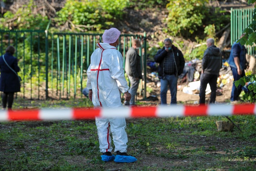 Za plotem Stromovky ležely lidské kosti. Našli je lidé, kteří tam uklízeli.