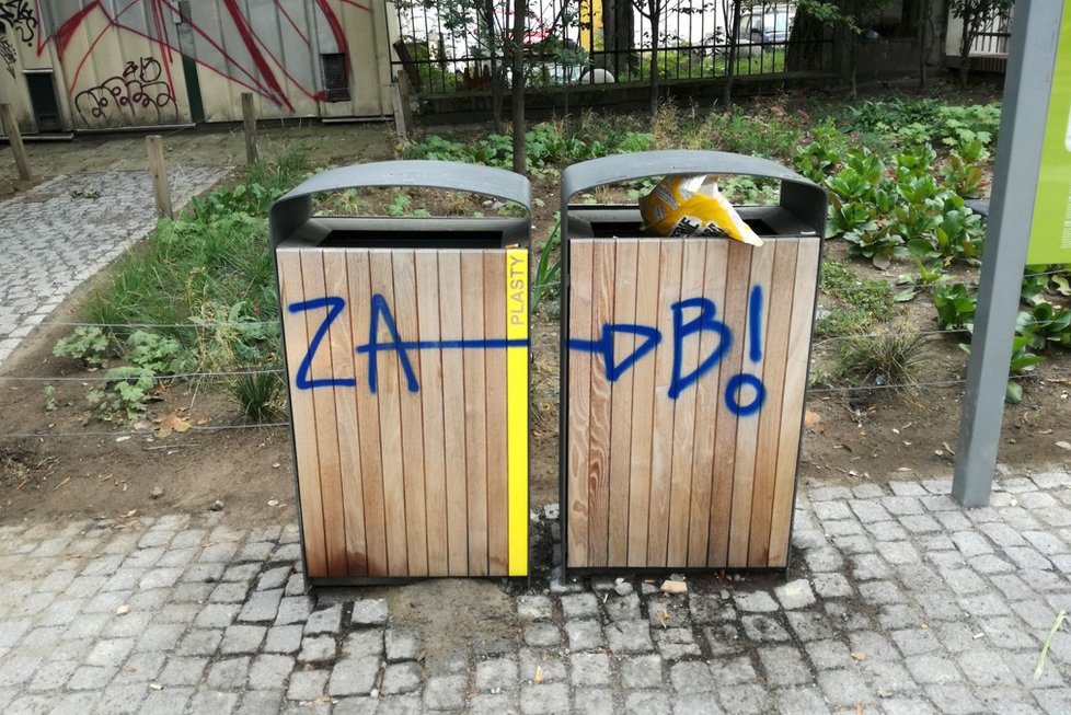 Příklady řádění vandalů v pražském parku Stromovka