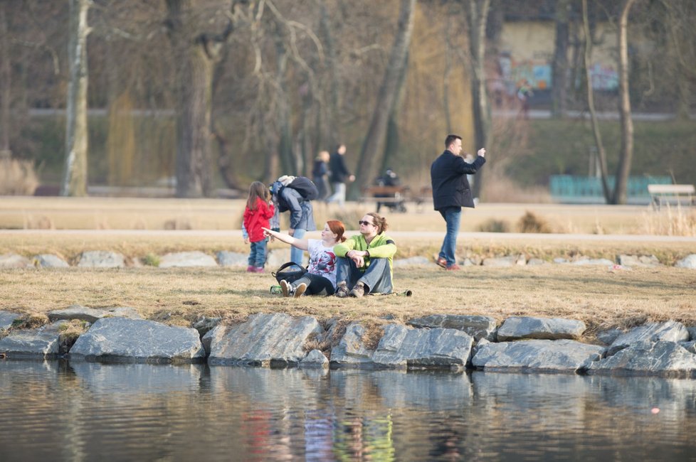 O víkendu bude v Česku tepleji než u moře