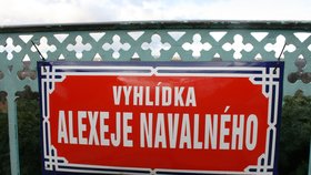 Ve Stromovce se objevila na vyhlídce nedaleko ruské ambasády cedule s nápisem vyhlídka Alexeje Navalného.