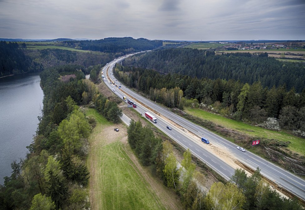 Ministr dopravy Dan Ťok (za ANO) připustil, že na dálnici D1 může v létě probíhat až devět oprav úseků najednou.