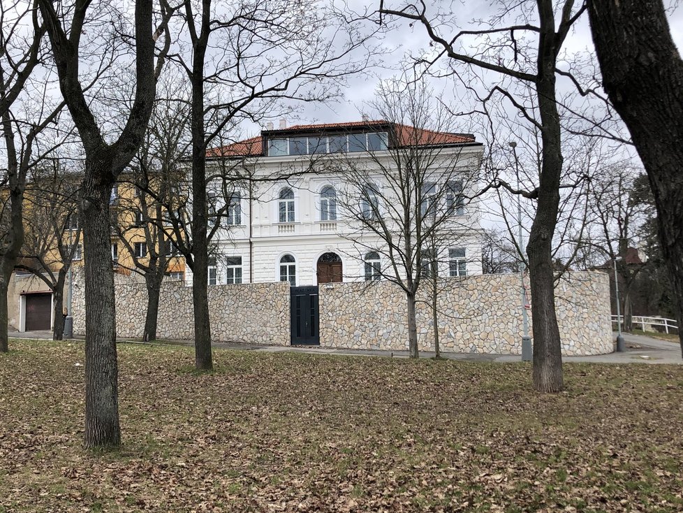 Přímo u rezidence Blaženka byly pokáceny 4 jírovce. Místní si myslí, že za to může majitel nemovitosti, podle TSK byly však stromy nemocné a nebezpečné