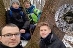 Jan Kondziolka (37) z Těrlicka na Karvinsku a malí skauti brání v lesích „byty“ sov, sýkorek a dalších opeřenců.