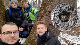 Jan Kondziolka (37) z Těrlicka na Karvinsku a malí skauti brání v lesích „byty“ sov, sýkorek a dalších opeřenců.