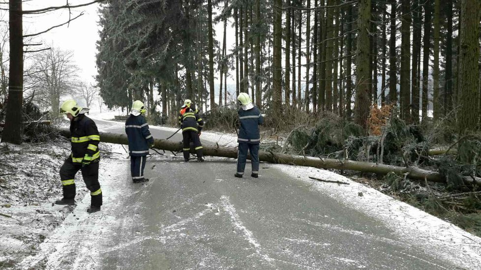 Ani o víkendu si Česko od vichru neuleví, stále bude intenzivně foukat