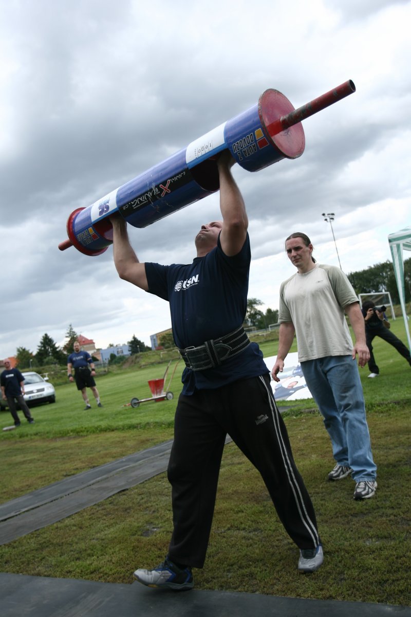 zdvih klády 80 kg na počet opakování v časovém limitu 60 s