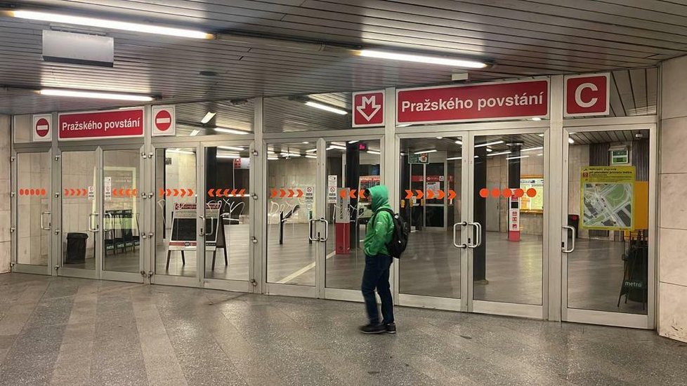 Pražské metro na lince C se zastavilo, v tunelu u Pražského povstání dopravní podnik řeší spadlou omítku.