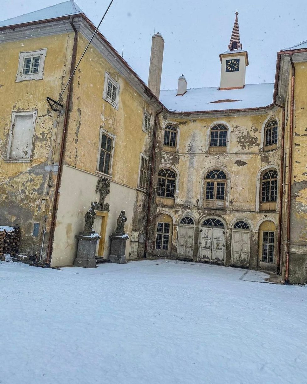 Matěj Stropnický s přítelem Danem Krejčíkem žijí na zámku Osečany