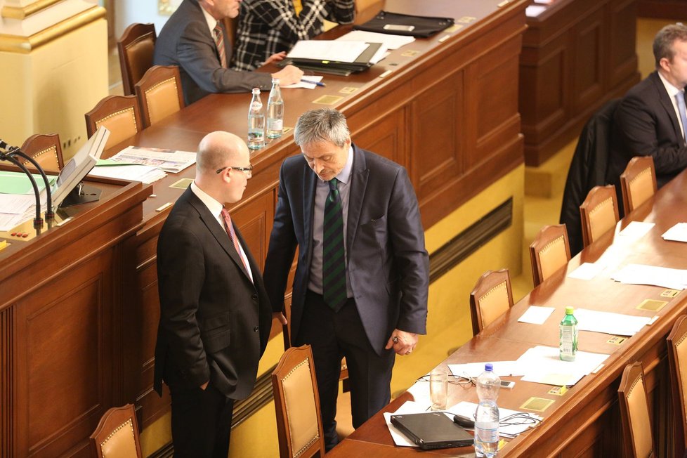 Premiér Bohuslav Sobotka a ministr obrany Martin Stropnický