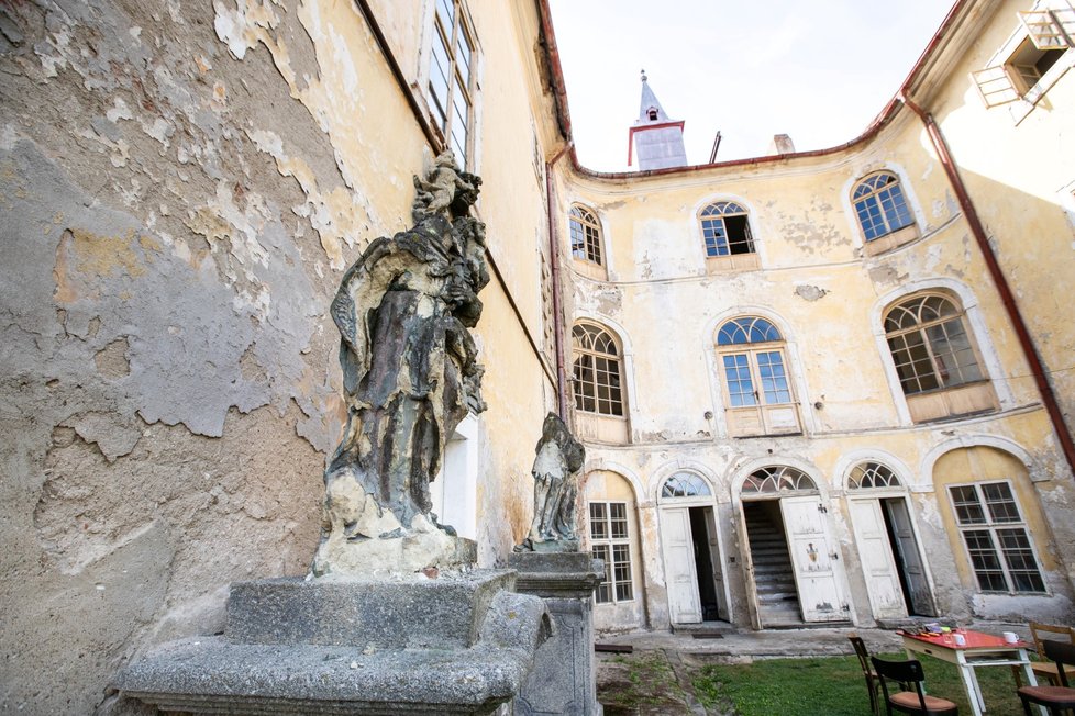 Matěj Stropnický si společně s partnerem Danielem Krejčíkem pořídil zámek v Osečanech na Příbramsku