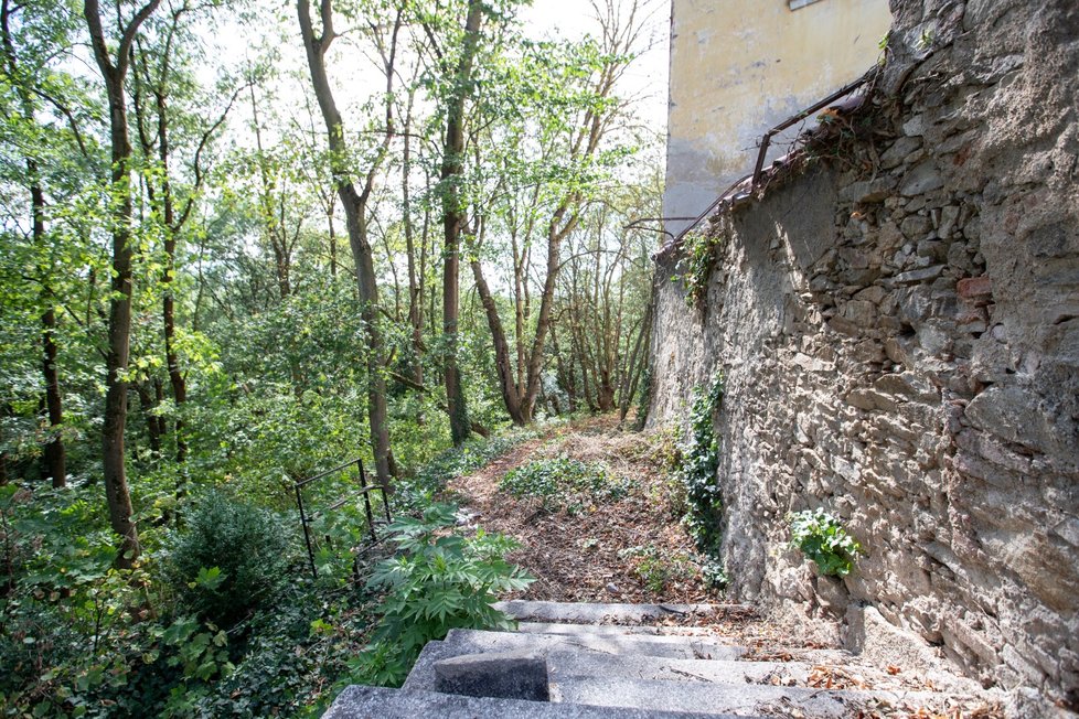 Matěj Stropnický si společně s partnerem Danielem Krejčíkem pořídil zámek v Osečanech na Příbramsku.