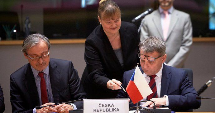 Čeští ministři obrany a zahraničí Martin Stropnický (ANO) a Lubomír Zaorálek (ČSSD) podpořili větší spolupráci ve společné obraně EU