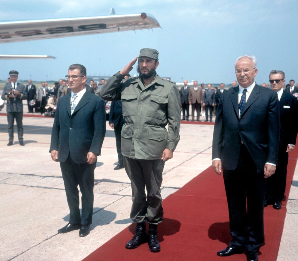 V roce 1972 se sešel s Fidelem Castrem na Kubě.