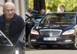 K restauraci dojel Štrougal v Mercedesu S-Class za milion.