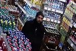 Policisté hledají muže podezřelého z loupeže a krádeže v Praze 5.