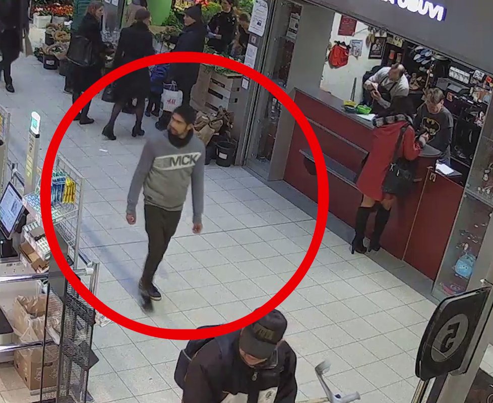 Policisté hledají muže podezřelého z loupeže a krádeže v Praze 5.