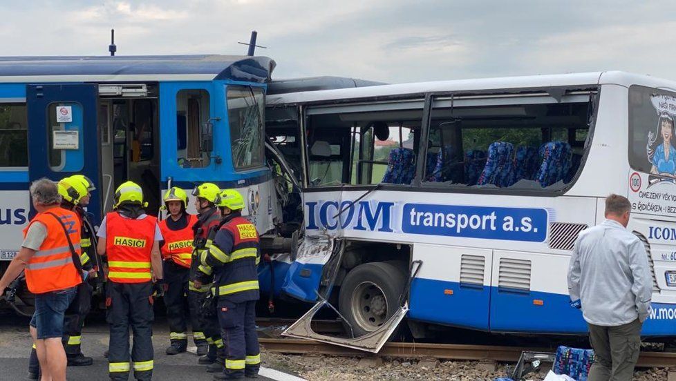 U Struhařova se srazil vlak s autobuse.