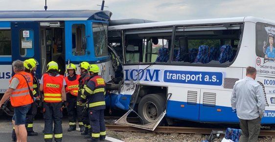 Železniční nehoda. U Benešova se srazil vlak s autobusem, na místě je 10 zraněných