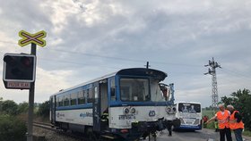 U Struhařova se srazil vlak s autobusem.