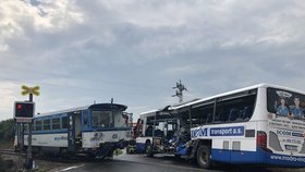 U Struhařova se srazil vlak s autobusem.