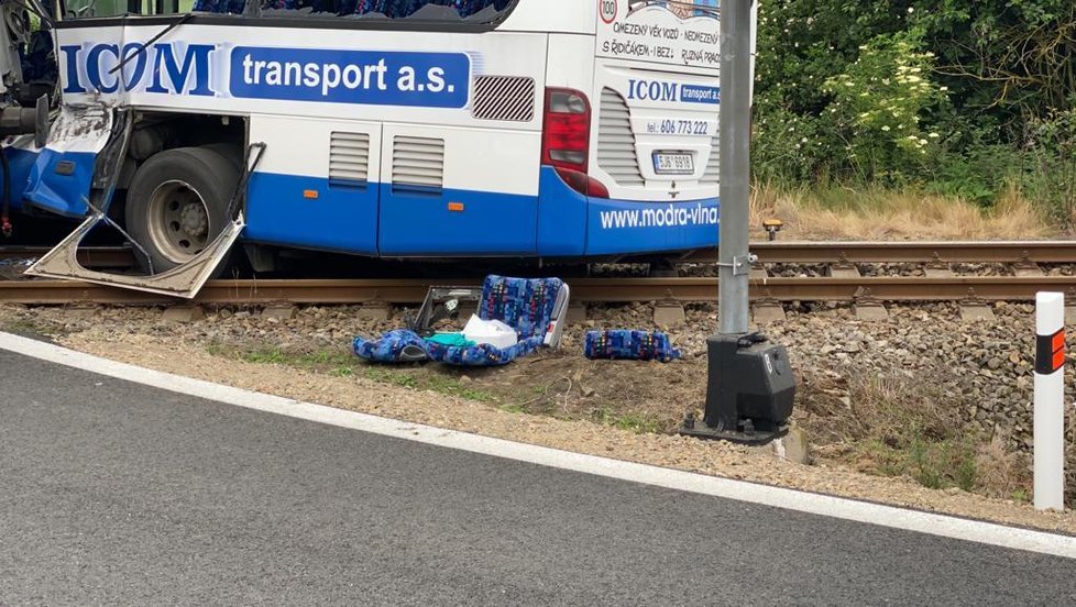 U Struhařova se srazil vlak s autobuse.