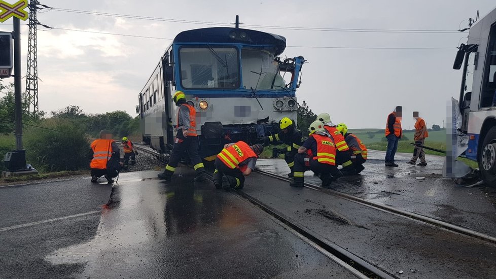 U Struhařova se srazil vlak s autobusem.