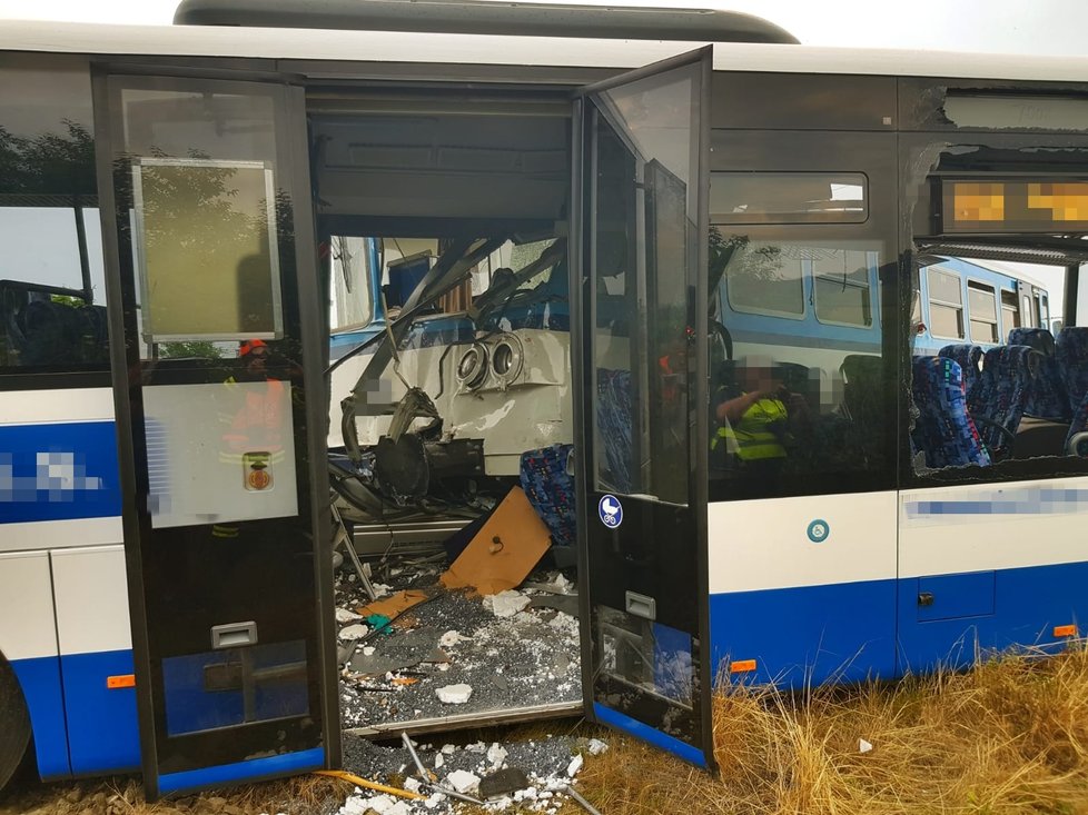 U Struhařova se srazil vlak s autobusem.