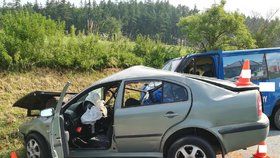 Ve Strunkovicích nad Blanicí na Prachaticku dvacetiletý řidič octavie nepřežil čelní střet s fordem.