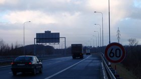 Ostravská dálnice je postavena z nekvalitní strusky a jízda po ní je jako na tankodromu