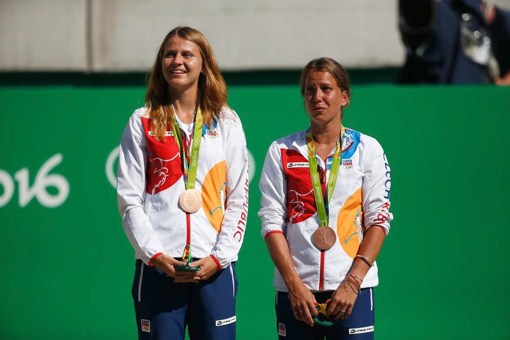 Barbora Strýcová s Lucií Šafářovou získaly na olympijských hrách v Riu bronz v soutěži deblisetek