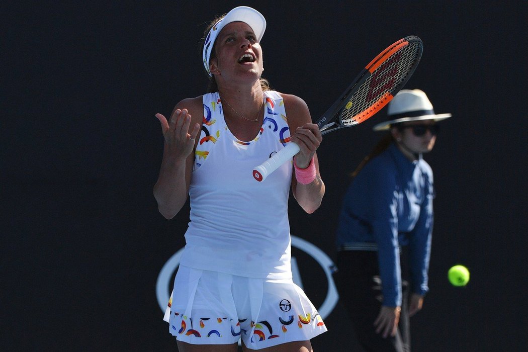 Barbora Strýcová v prvním kole Australian Open nasekala padesát nevynucených chyb, a tak není divu, že se občas vztekala