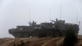 Cvičení americké armády s obrněnými transportéry Stryker v rámci operace Atlantické odhodlání