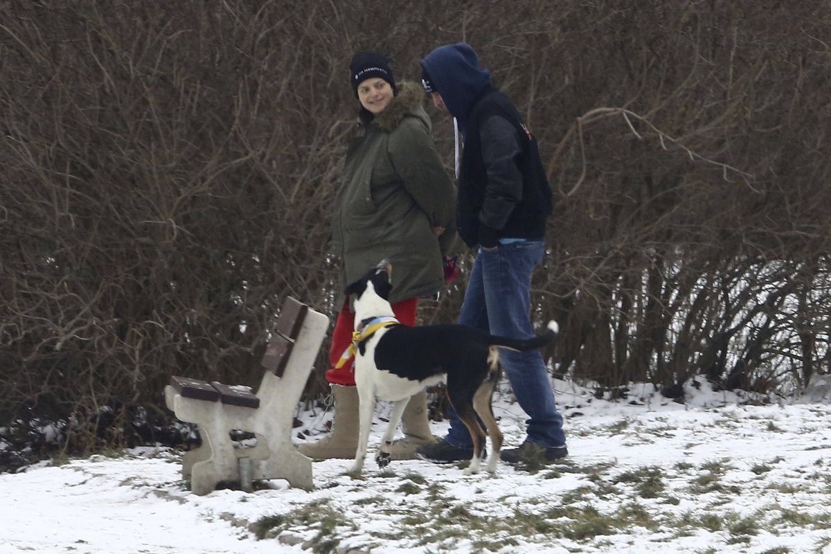 tryková s přítelem Matějem Matuškou. Jana se do svých věcí nevejde, takže nosí Matějovu bundu.